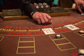 Studio live-dealer Blueprint Gaming di robot slot dengan pencahayaan profesional dan dealer berpengalaman