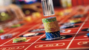 Dealer baccarat profesional di studio robot slot